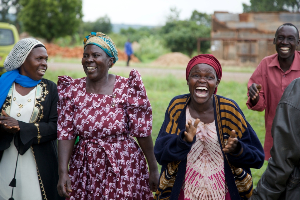 Boerinnen uit Masindi, Oeganda werken samen in een cooperatie om hun landrechten te claimen en oogst te vergroten.