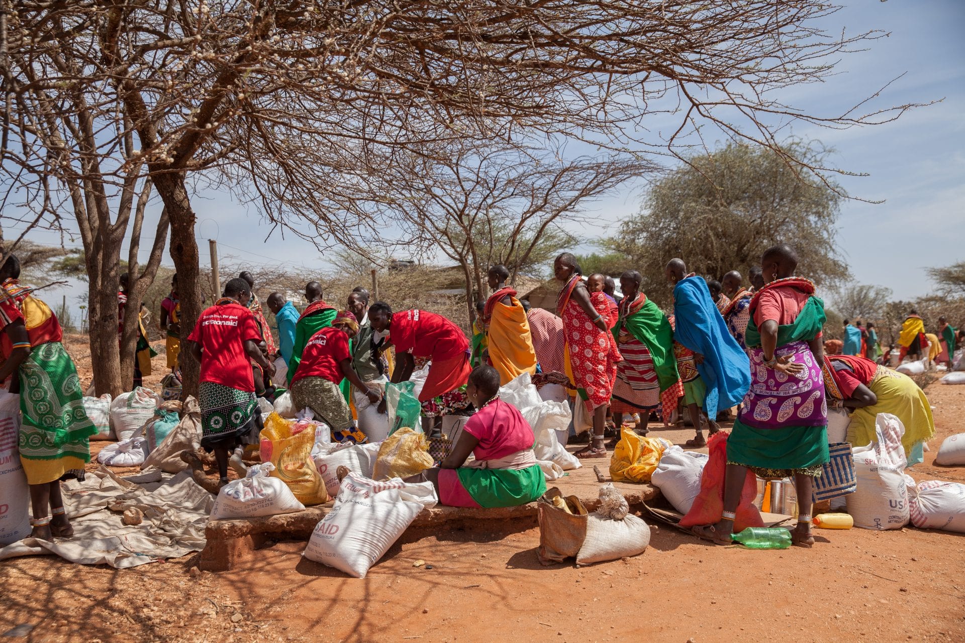 ActionAid distributie van voedsel en water ActionAid distribution of food and water