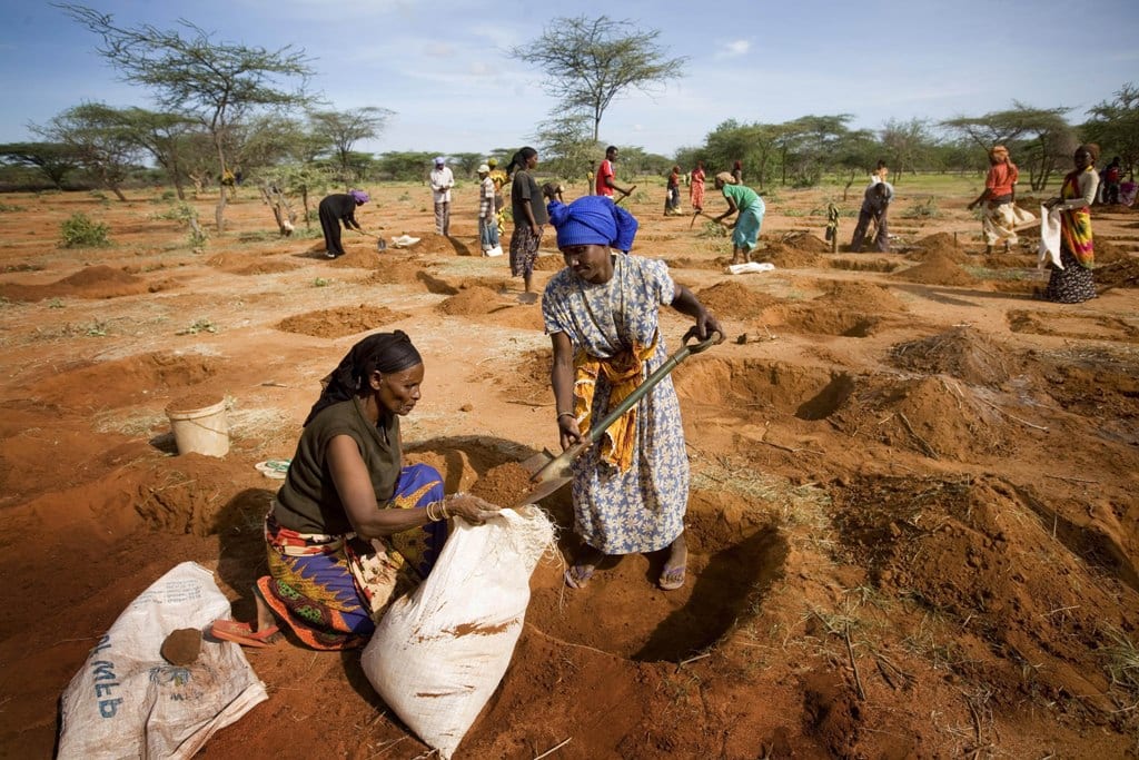 Vrouwen van de Female Farmer Association werken aan de aanleg van een waterbassin in Garba Tulla, Kenia. Foto: Kate Holt/Shoot The Earth/ActionAid