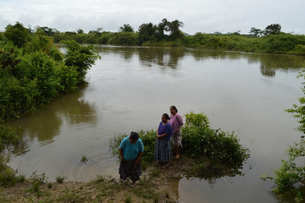 Rivier in Guatemala vervuild door palmolie plantages