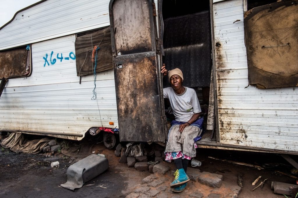 Mama Emma leeft naast een kolenmijn in Zuid-Afrika.