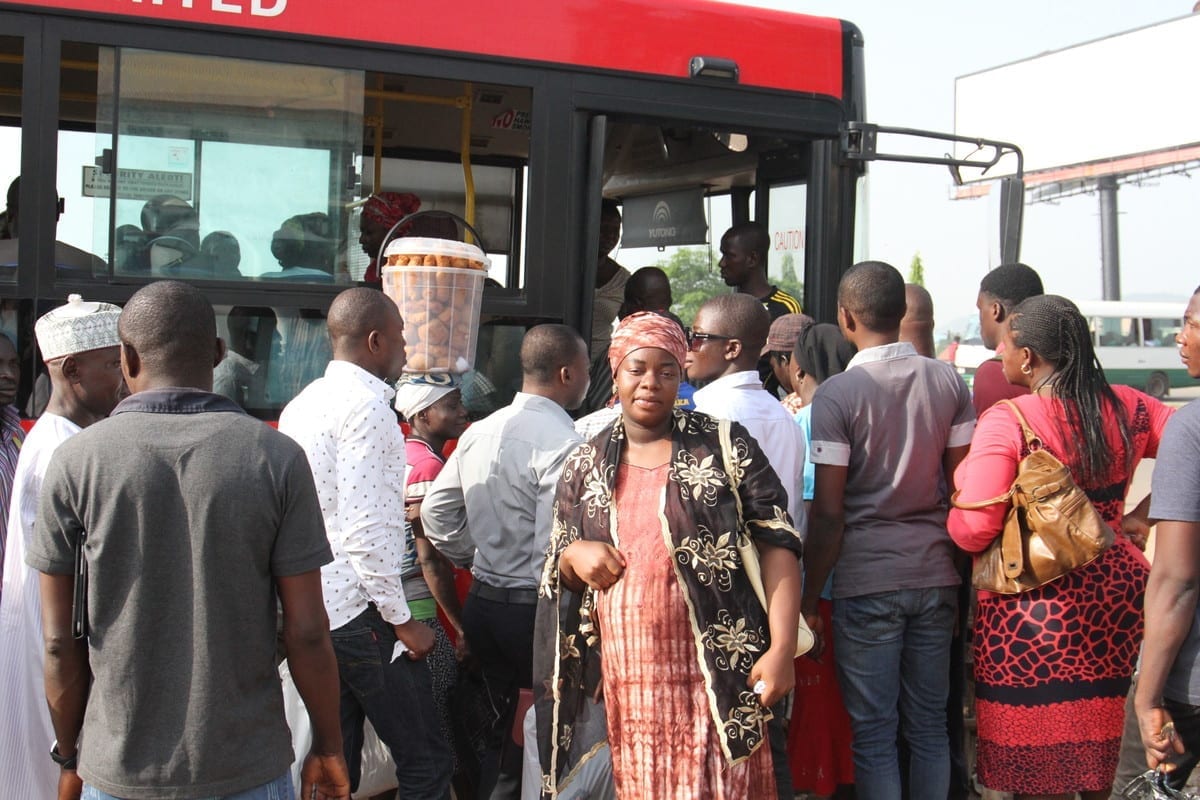 Farida wacht bij overvolle bus in Abuja Nigeria