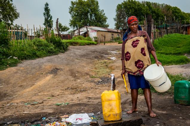 ActionAid zet zich in voor eerlijke mijnbouw, en let daarbij vooral op de positie van vrouwen. Zij worden bijvoorbeeld getroffen doordat ze verder moeten lopen voor schoon water.