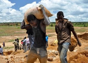 Mijnwerkers in Congo dragen 60 kilo kobalt op hun rug om te verhandelen. Foto: Fairphone