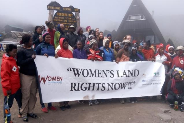 ActionAid voert campagne voor landrechten voor vrouwen, zoals Women2Kilimanjaro in 2016