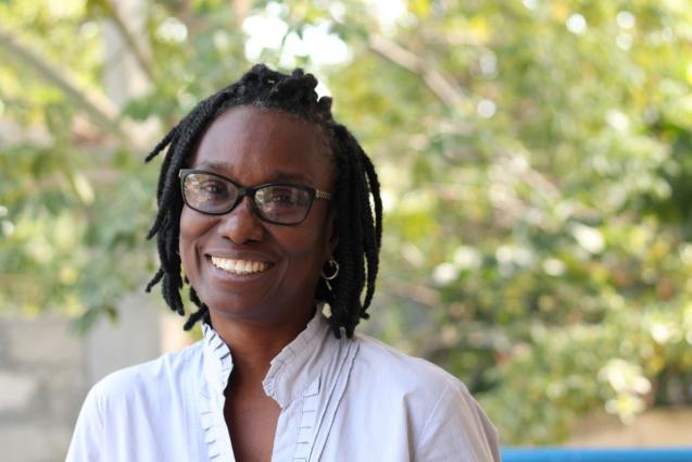 Lachende Yolette Etienne vertelt over ActionAid projecten waar sterke vrouwen worden getraind om een leidende rol op zich te nemen