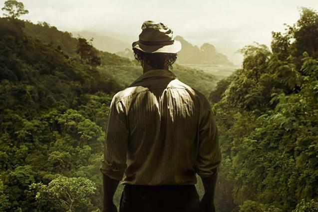 Kenny Wells kijkt uit op het uitgestrekte landschap Een prachtig groen landschap in Indonesië wordt overhoop gehaald in de zoektocht naar het kostbare metaal