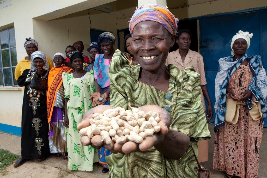 Vrouwen die deelnemen aan een Reflect Circle in Oeganda. De Reflect Circles van ActionAid helpen vrouwen bij op opeisen van hun rechten en bij het vergroten van hun inkomen als boerin.