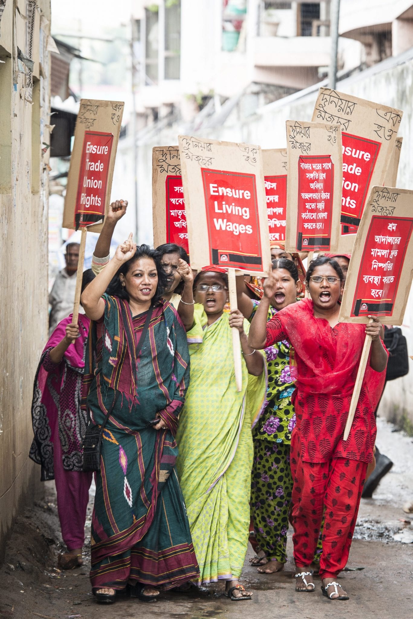 ActionAid voert campagne voor eerlijke lonen voor vrouwen, bijvoorbeeld in de textielindustrie in Bangladesh