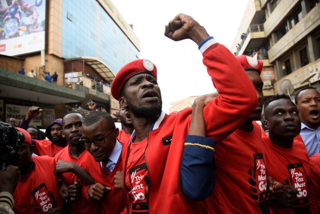 Robert Kyagulanyi tijdens protesten in Kampala.