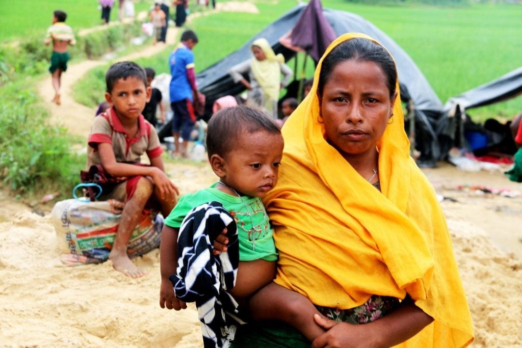 In Bangladesh steunt ActionAid Rohingya-vrouwen door hygiëne-pakketten uit te delen.