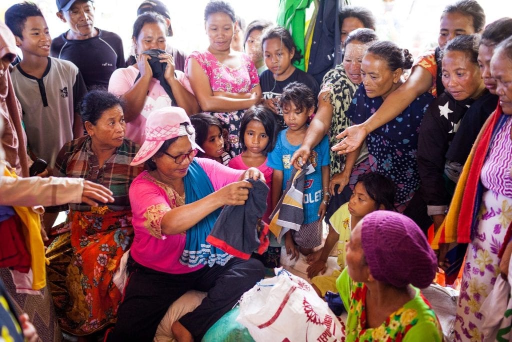Lokale vrouwen coördineren de verdeling van hulpgoederen in Sulawesi, Indonesië
