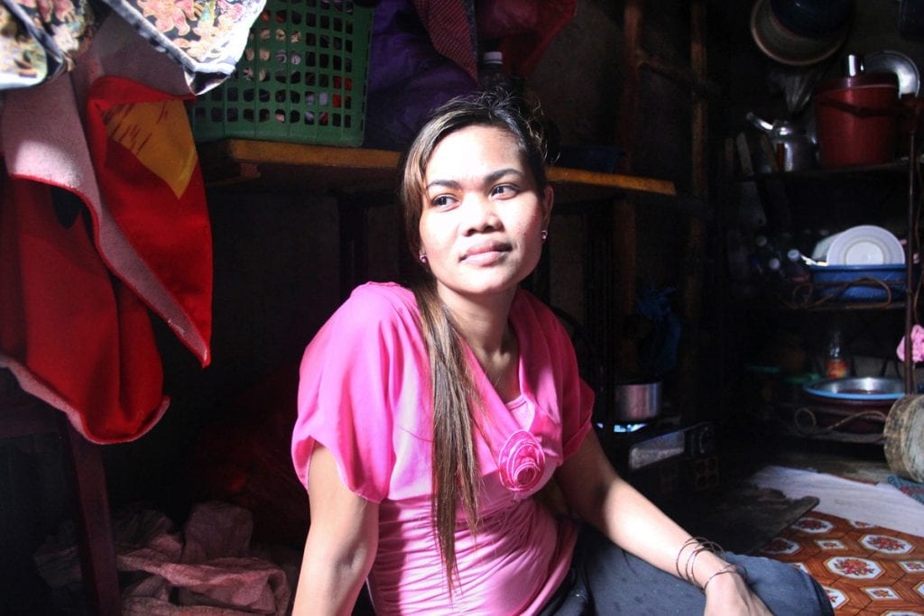 Bopha werkt in een kledingfabriek in Cambodja. 