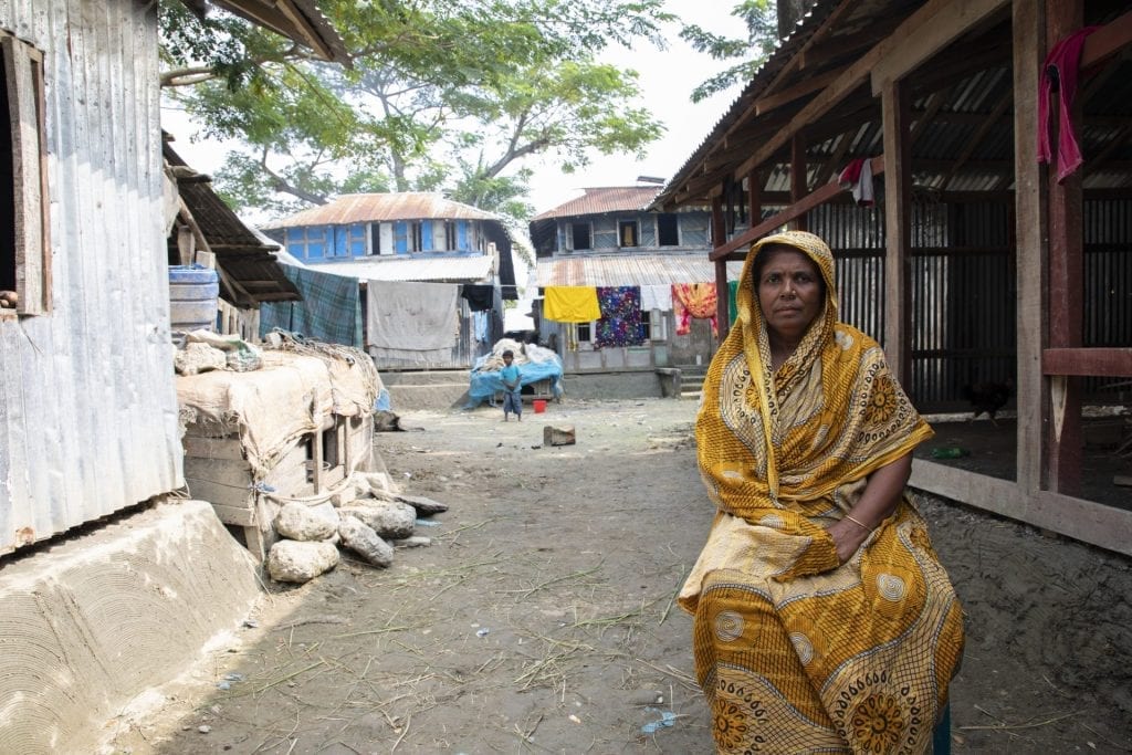 Piara Begum uit Bangladesh zit in haar drop. Haar leven daar wordt steeds moeilijker dankzij klimaatverandering.