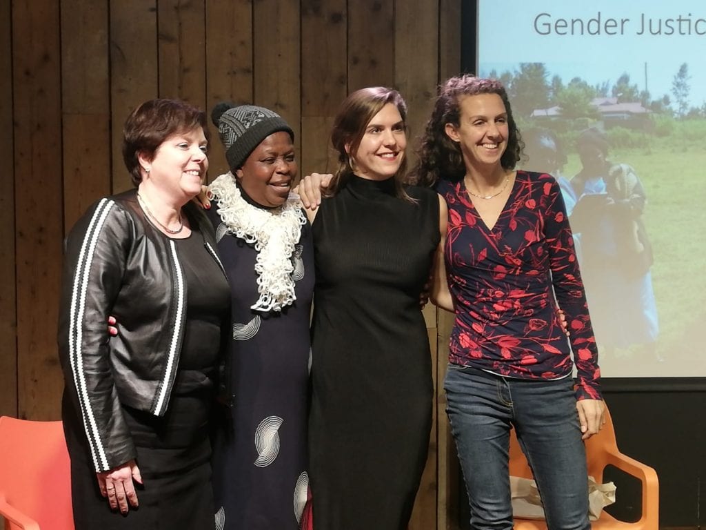 Boerinnen uit Nederland en Malawi wisselen met hulp van ActionAid kennis uit.