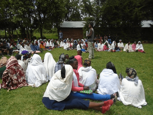 Een gemeenschap komt samen om meer aandacht te trekken voor voorscholen in Ethiopië, georganiseerd door ActionAid