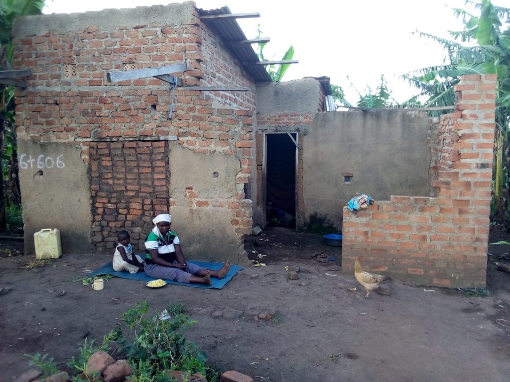 Een van de verwoeste huizen bij de landuitzettingen in Kyangwali, Oeganda.