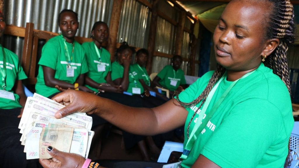 Door de leningen heeft Lilian Amina nu een goed huis en kunnen al haar kinderen naar school. ©ActionAid