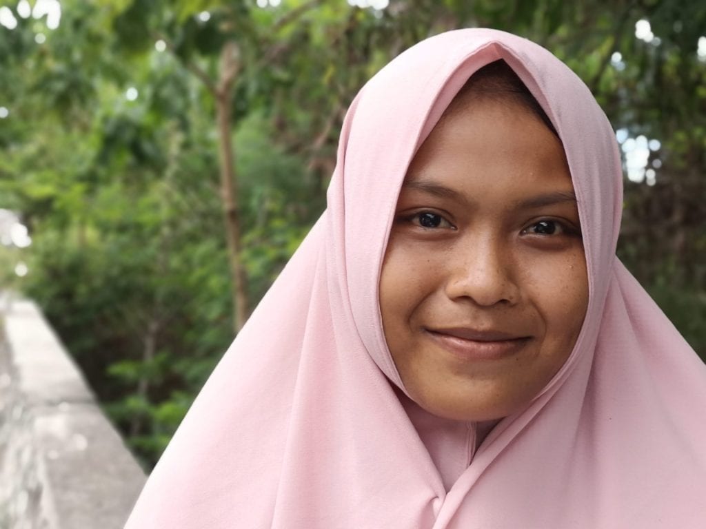 Ningsih (20) leert in de nasleep van de aardbevingen over vrouwenrechten en organische landbouw. ©Puji Utomo/YAPPIKA-ActionAid