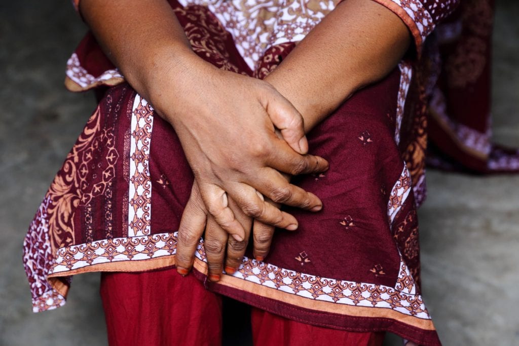 Salma* (38, zie foto) uit Bangladesh werkt al 15 jaar in de kledingindustrie. Ze vertelt: “Niemand spreekt erover. De meesten realiseren zich niet eens dat ze worden mishandeld en dat dit niet normaal is.