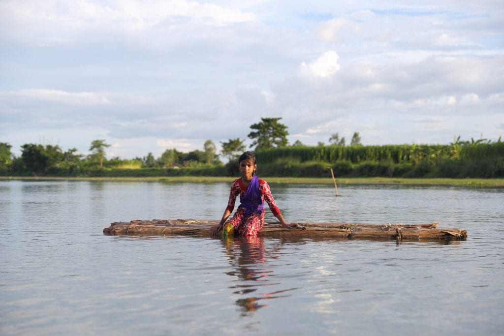 Adori kan niet naar school door overstroming in Bangladesh