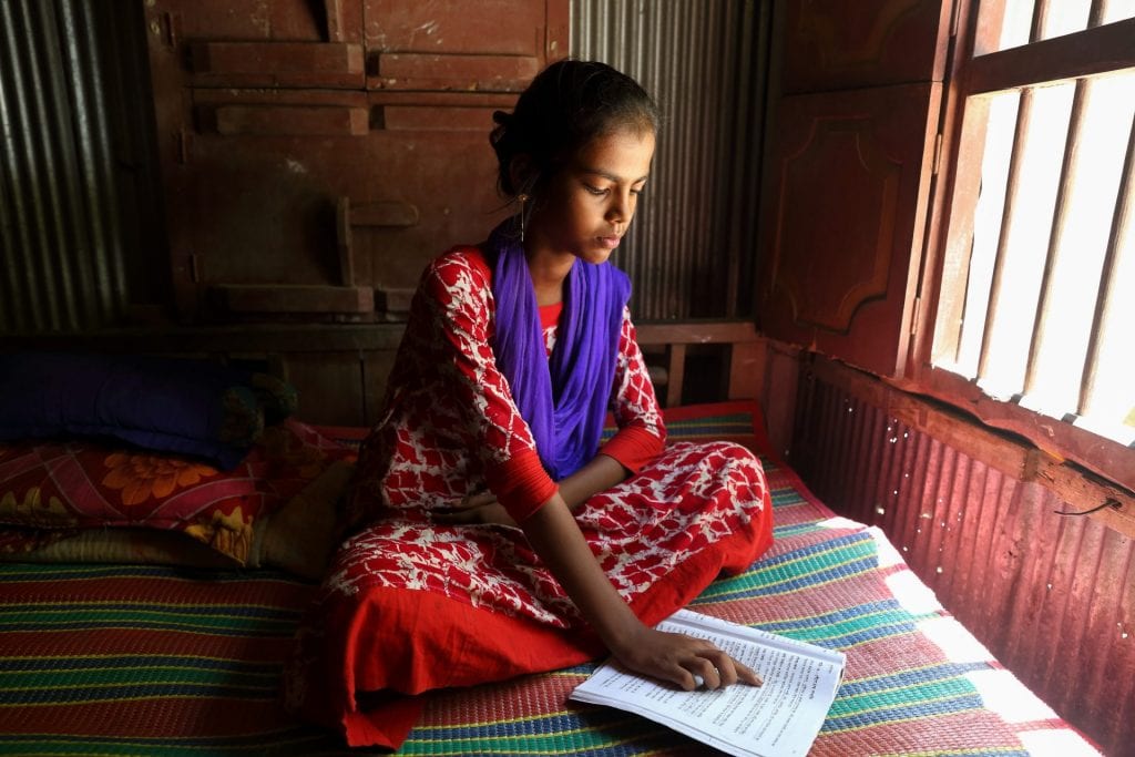 Adori kan niet naar school door overstroming in Bangladesh. Meisjes worden hard geraakt door klimaatverandering.