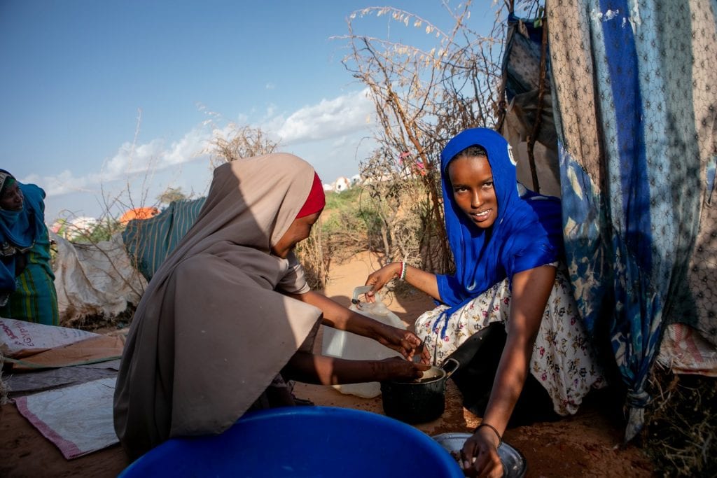Hibaq en Nimco in een vluchtelingenkamp voor intern ontheemden. Zij worden geraakt door klimaatverandering.