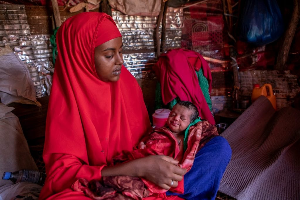 Safisha met haar baby in Somaliland. Door droogte hebben ze geen voedsel en inkomen meer. Vrouwen en meisjes worden hard getroffen door klimaatverandering.