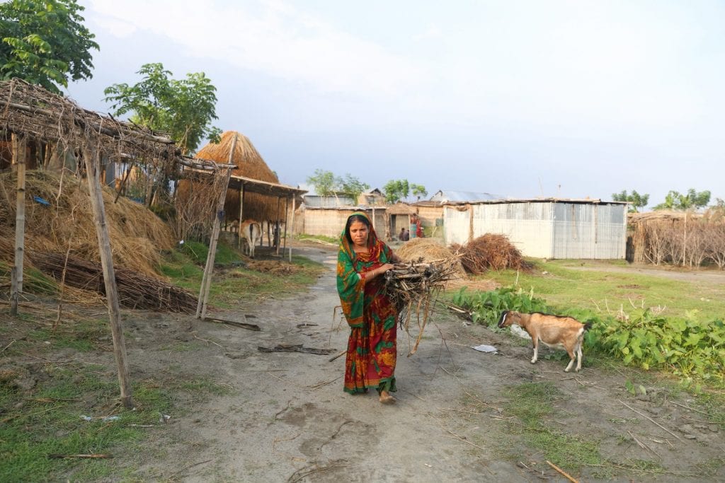 Shefali werkt hard om zich voor te bereiden op overstromingen.