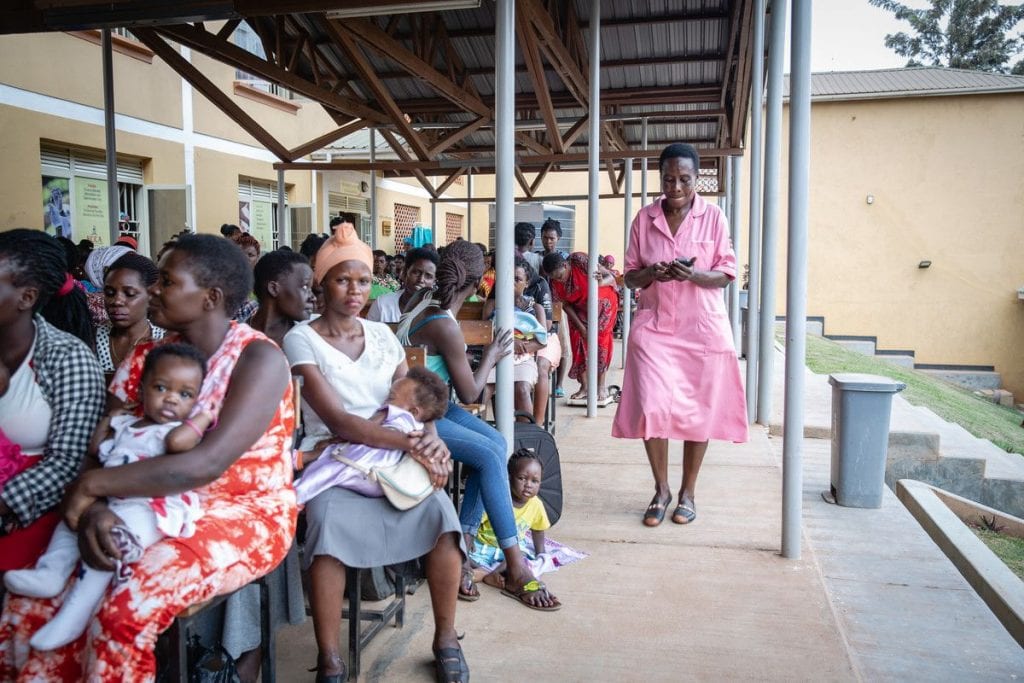 ActionAid steunt vrouwen die werken in de gezondheidszorg, die vaak overbelast is, zoals hier in Oeganda