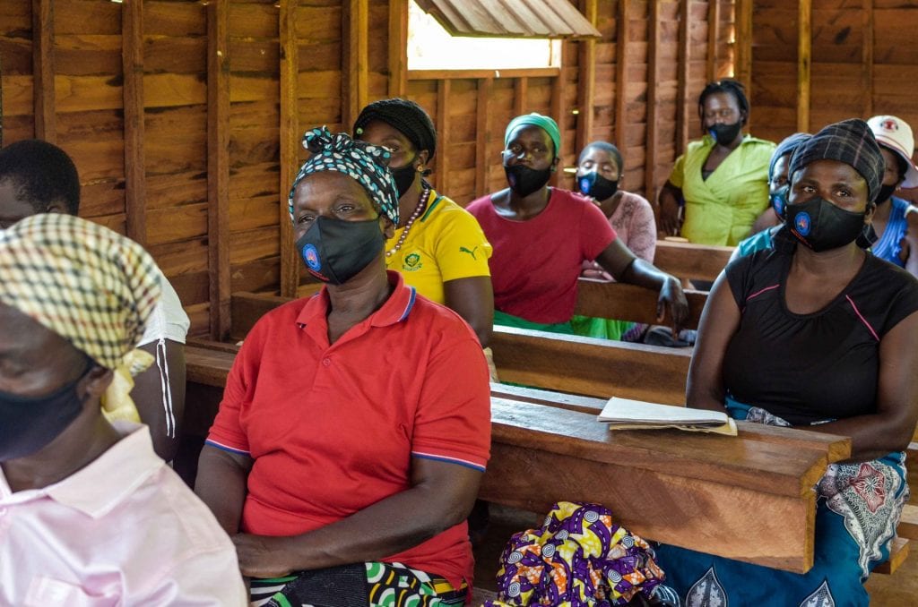 Een bijeenkomst-mede georganiseerd door ActionAid-van een gemeenschap in Zimbabwe waar geweld tegen vrouwen enorm is gedaald.