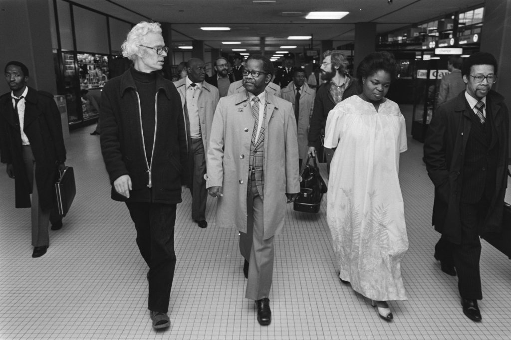 Sietse Bosgra bij de aankomst op Schiphol van Oliver Tambo (midden), voorzitter van het Afrikaans Nationaal Congres, met rechts Grace Colemen, de Ghanese ambassadrice.