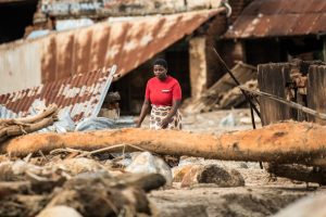 Loveless staat in een ingestort gebouw.