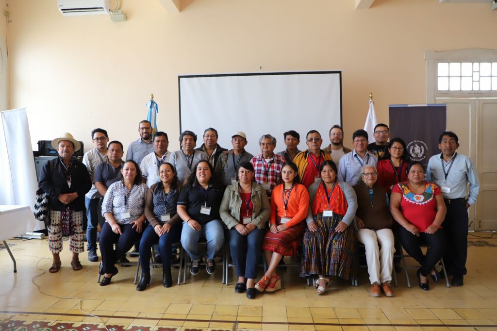 Vrouwen uit het vrouwennetwerk op de foto bij het Ministerie samen met vertegenwoordigers van de overheid.